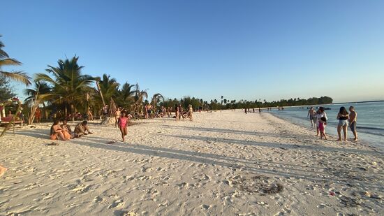 Weiter geht es  - an den Michamwi Beach. Dieser Strand ist einer der beliebtesten Strände für den Sunset. Es gibt einige Bars und viele Besucher machen hier Party. Es gibt auch Wasserpfeifen und viele junge Leute tanzen und singen.