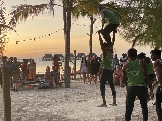 Die Party geht auch nach Sonnenuntergang weiter…