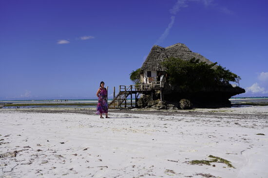 Da zurzeit Ebbe ist, können wir trockenen Fußes ins Restaurant. Wenn Flut ist, fahren kleine Boote und bringen die Gäste zum Restaurant.