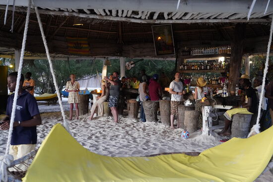 Eine tolle Bar mit großem Angebot und moderaten Preisen—Party ist hier angesagt mit dröhnender Musik