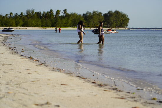 Hoffentlich merken die Beiden, dass sie ins Wasser gehen. Und das Handy nicht nass wird.