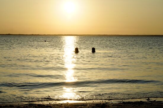 Romantisches Schwimmen zum Sunset