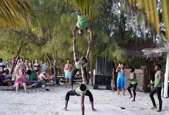 .. und eine Gruppe Einheimischer präsentiert eine akrobatische Show.