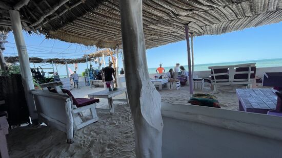 Auf der Terrasse gibt es einiges zu beobachten: viele gemischte Paare haben sich gefunden -ob längerfristig wie auch unsere Gastgeber, oder für die Zeit des Urlaubs:
Viele der hübschen Massai- Männer haben hellhäutige, blonde Partnerinnen