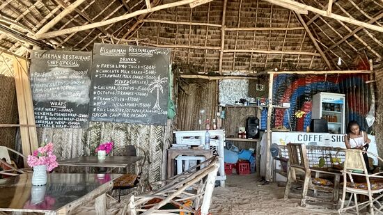 Hinter den Tafeln ist die Küche