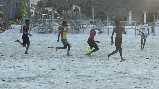…beim Fußballspielen am Strand…