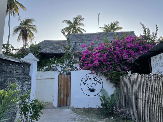 Hier der Eingang. Man vermutet nicht, dass sich  so ein tolles Hotel dahinter verbirgt.