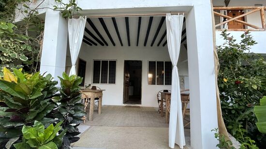 Die Terrasse, auf der wir frühstücken bzw. Abends auch mal mit Elzke und Sadat zusammen gesessen haben.