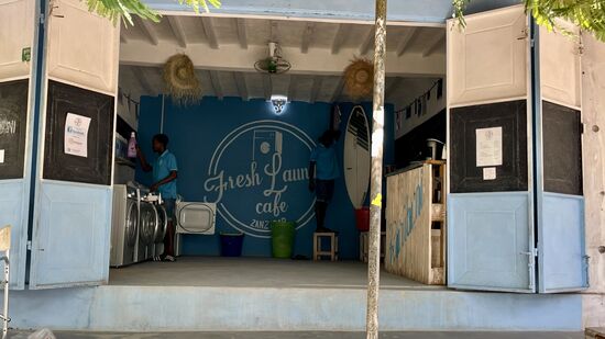 .. und gehen dann in die Wäscherei, die wir am Vortag ausfindig gemacht haben. Wir geben dort 2 Tragetaschen mit Wäsche ab. Waschen und Trocknen: in 3 Stunden können wir die Wäsche wieder abholen.
Kosten 8 Euro