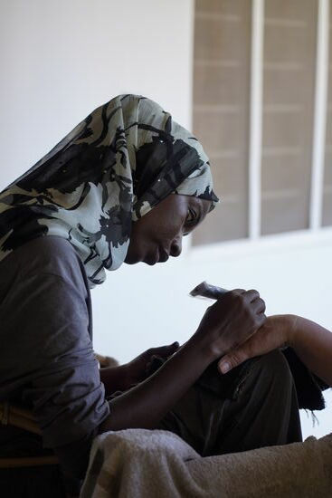 Mit großer Sorgfalt und Hingabe wird mit der Arbeit begonnen.