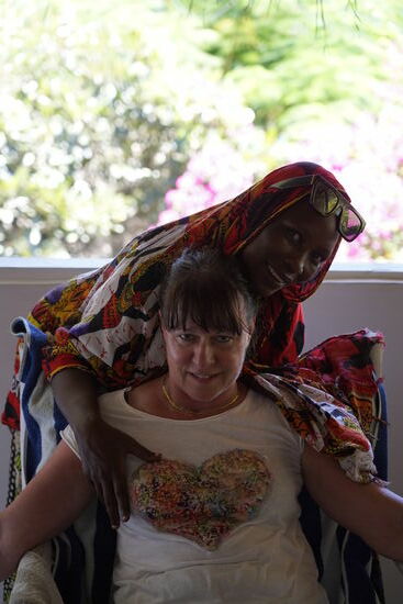 Leyla drückt mich ganz lieb- sie bekommt im Juli ihr 3. Kind— wir werden es erfahren..