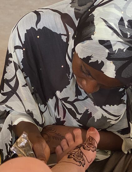 Für 11:00 Uhr habe ich mit meiner Masseurin einen Termin für Henna ausgemacht. Elske hat uns angeboten, dass die Frauen gerne ins Hotel kommen können. Dann müssen wir die Sitzung nicht am Strand oder bei Lecker Lecker wahrnehmen.