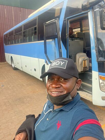 Abends schickt uns Arthur noch dieses Foto- er beginnt nun seine  lange Busfahrt nach Kigali
Achtet auf seine Mütze und dann habt ihr vielleicht den Fehler auf seinem Busticket…
