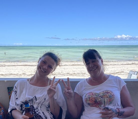 Jana und ihr Freund  bereisen Sansibar als Backpacker- rund um die Insel und in jedem Ort sind sie nur 2-3 Nächte