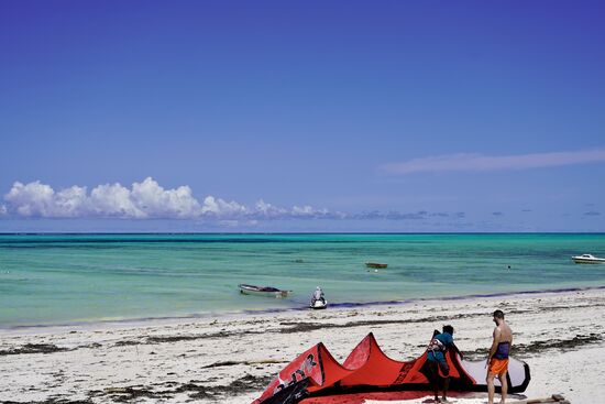 Heute sind wieder viele Kiter am Strand und im Wasser. Der Wind ist optimal.