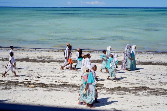 Recht viele Familien sind heute am Strand unterwegs- oder ist das eine Schulklasse?