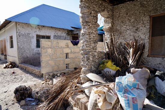 Nichts wie los durch das Häuser- Wirrwarr des Dorfes