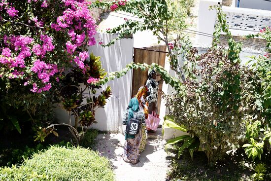 … aber irgendwann zog die Karawane dahin. Später trafen wir die 3 noch einmal am Strand.
Da hängen sie täglich rum—ich war wohl heute ihre einzige Kundin