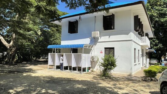 Wir haben online einen Termin für das Testcenter in Stonetown gebucht.
Da nun auch von/für Tansania seit einer Woche die PCR-Testpflicht entfallen ist, ist es sehr leer hier