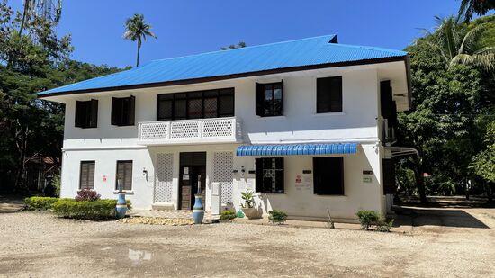 Unser Fahrer setzt uns ab, weil er auch noch etwas zu erledigen hat und wir warten etwas in der Sonne. 80 US$ kostet hier übrigens der RT-PCR-Test pro Person
Um 11.30 Uhr sind wir durch und sollen das Ergebnis innerhalb 24h per mail bekommen