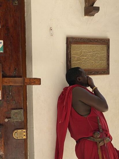 “ Unser Massai” hängt rum und telefoniert… - ist halt nicht viel zu tun. Wir erfahren später, dass insgesamt nur vier Gäste im Haus sind.