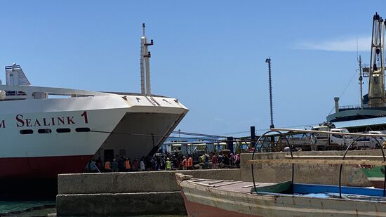 Hunderte von Menschen, die da drauf sind und jetzt von der Fähre ausgespuckt werden.