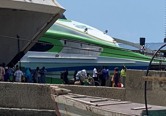 Das dauert ja lange bis endlich alle von Bord sind… zum Schluss die Leute, die mit Lebensmitteln beladen sind..
