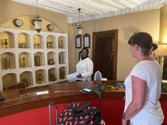 Mittags sind wir in unserem gebuchten Hotel in Stonetown: „Jafferi House&amp;Spa“
Es liegt mitten in der Fußgängerzone der Altstadt und ist komplett im arabischen Stil