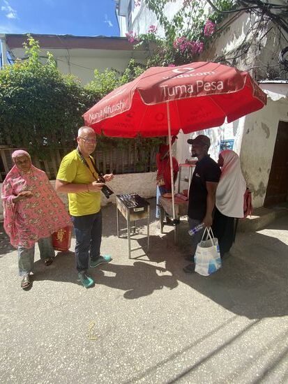 Es duftet toll! HIer gibt es diese Mini-Fleischspieße für ca 40 Cent/Stück - da muss dann auch mal probiert werden.