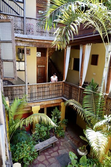 Der Innenhof ist eine kleine Oase. Wenn man durch das Hotel geht, findet man immer mehr interessante Ecken , alte Möbel, Truhen und arabische Deko