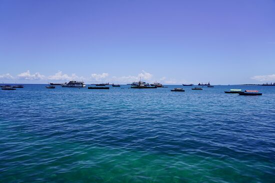 Wir gehen Richtung Fährhafen und wollen bei der Gelegenheit fragen, ob wir die Tickets, die wir bereits gebucht und bezahlt haben, schon ausgestellt bekommen. Wir gehen zum Büro der Fahrgesellschaft und am Counter fragen wir unter Angabe der Reservierungsnummer danach. Die junge Frau greift nach 2 Tickets, die auf ihrem Schreibtisch liegen und gibt sie uns. Siehe da: unsere Tickets - schon ausgedruckt! Toller Service 