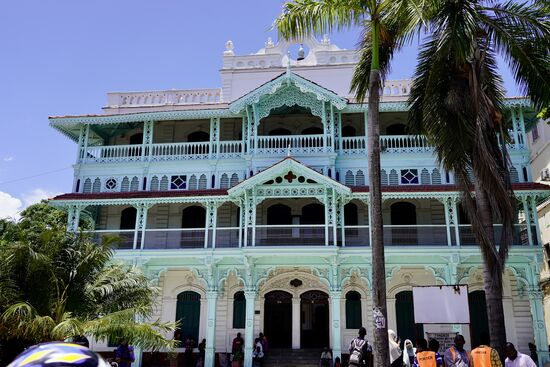 Dieses Gebäude - gegenüber dem Fahrhafen - erweckt unser Interesse und wir gehen hin und rein.
Dieses pfefferminzgrüne Gebäude mit den vielen Balkonen und dem Glockenturm ist eines der markantesten Gebäude Stonetowns.