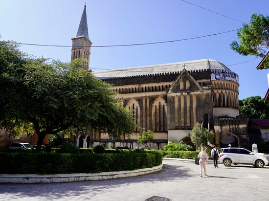 Weiter geht es durch die Stadt zur imposanten Kathedrale Christ Church. An dieser Stelle war früher Sansibars Sklavenmarkt.