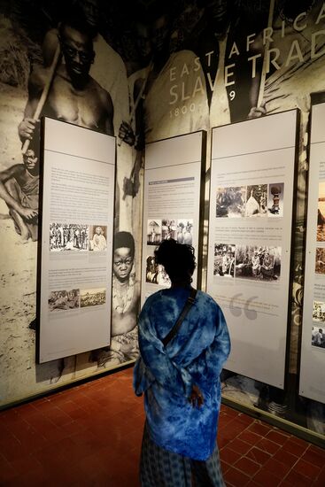 Eine Ausstellung in einem der Gebäude zeigt dieses dunkle Kapitel der sansibarischen Geschichte. Hunderttausende Afrikaner wurden gegen ihren Willen in den Orient verschifft.