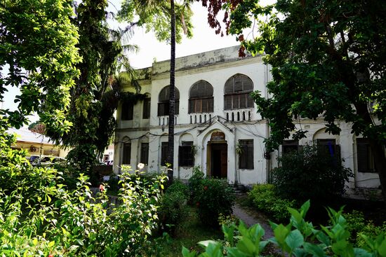 Wir verlassen den Sklavenmarkt und gehen wieder Richtung Zentrum. Entlang  einer sehr schönen alten Lodge.