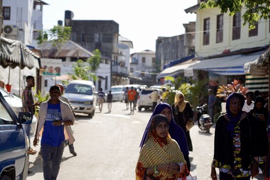 Die Straßen sind voll -hin und wieder sieht man auch Touristen - aber es sind nicht viele da. Es ist low Season