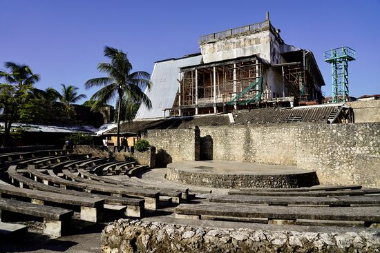 Zum Abschluß geht es noch zum Fort. Im Hintergrund sieht man das „House of Wonders“ - leider ist dieses Gebäude baufällig und zurzeit gesperrt.
Das Gebäude wurde im 19. Jahrhundert vom Sultan von Oman gebaut. Dieser Prunkbau war ein Zeremonienpalast. den Namen House of Wonders erhielt es, weil es das erste Haus Ostafrikas war, welches elektrischen Strom bekam und auch einen elektrischen Aufzug.
