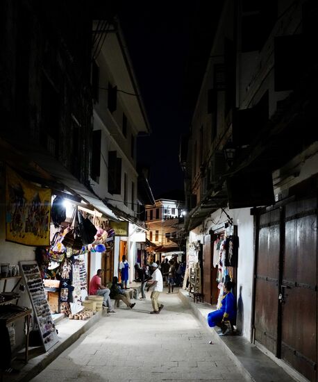 Zum Abendessen gehen wir in ein benachbartes Hotel. Hier haben wir sehr gut auf dem Rooftop gegessen. Anschließend schlendern wir noch ein wenig durch die Gassen.