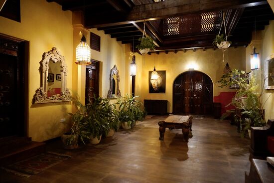 Diesen hübschen Raum entdecken wir dann noch in unserem Hotel.