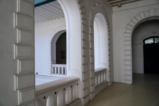 Das Gebäude wurde im 19. Jahrhundert von einer indischen Händlerin erbaut, die darin eine wohltätige Apotheke eröffnete. Die Händlerin war die Finanzberaterin des Sultans und eines der berüchtigtsten Sklavenhändlers Sansibars.