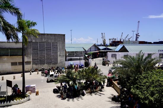 Von einem der Balkone hat man eine Aussicht auf den Fährhafen.