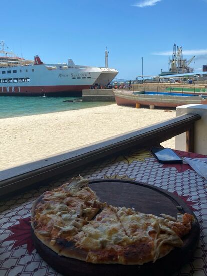 Wir beobachten die Fähren, die von Daressalam kommen.