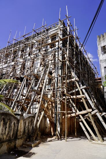 Hier wird ein altes Gebäude restauriert. Das Gerüst sieht abenteuerlich aus.