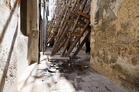 Auch dieses Gerüst hat etwas. Wir sind einfach drunter hergelaufen - in der Hoffnung, dass es in dem Moment nicht zusammenfällt.
