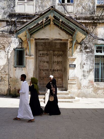 Überall schöne Gebäude. Auf Sansibar sind 95% der Bevölkerung Muslime. Das spiegelt sich natürlich auch auf den Straßen wieder.
