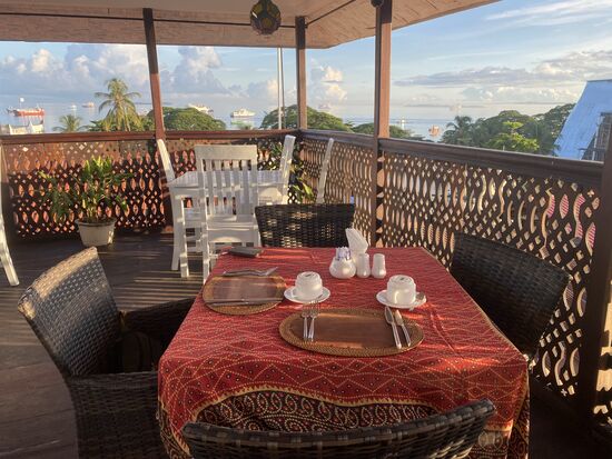 Aber erstmal gibts Frühstück auf der Dachterrasse. Das Frühstück war von uns für 07:00 Uhr gewünscht worden. Als wir dann auf das Dach kamen, war noch nichts auf Frühstück zu schließen. Aber husch-husch wurde alles herbeigeschafft und wir haben das Frühstück genossen.
