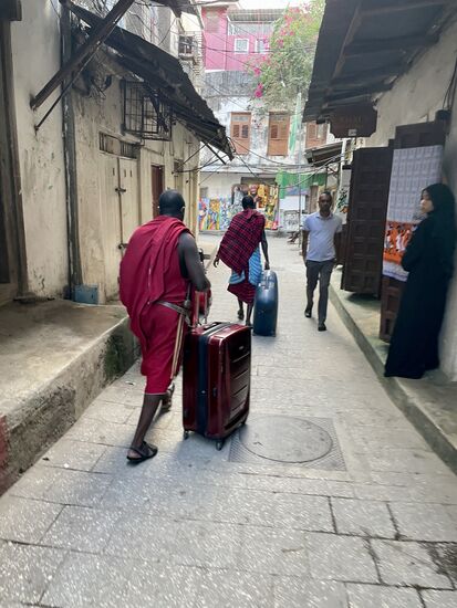 Es sind 2 Massai , die unsere Koffer später durch die Fußgängerzone bis zum Hafen rollen und tragen- am Check-in werden sie von uns entlohnt und wir haben den nächsten Träger an der Backe