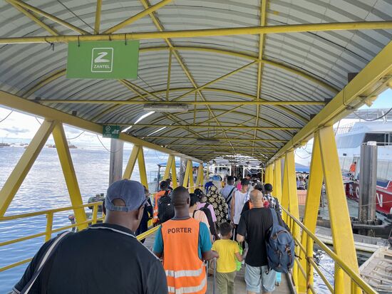 Wir können uns kaum wehren, da schiebt er unsere Koffer schon auf den Gepäckwagen. Er folgt uns weiter und ist mit der „Entlohnung“ zum Schluß natürlich unzufrieden. Sie verlangen dreist einen hohen Obolus, den man auf keinem Fall leisten sollte.