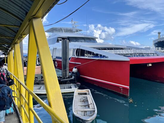 Wir suchen unsere Plätze in der VIP-Klasse—die ist hier nur wenig teurer als ein Standard-Platz. Dafür aber klimatisiert und nicht so voll.
