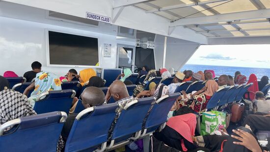 Das sind die „Standard-Plätze“—hier muß man durch, wenn man zur Toilette will. Es ist hier ätzend heiß und laut.